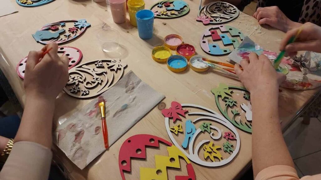 Malowanie wielkanocnych zająców – jak harcerze sprowadzili wiosnę do Aniołomanii