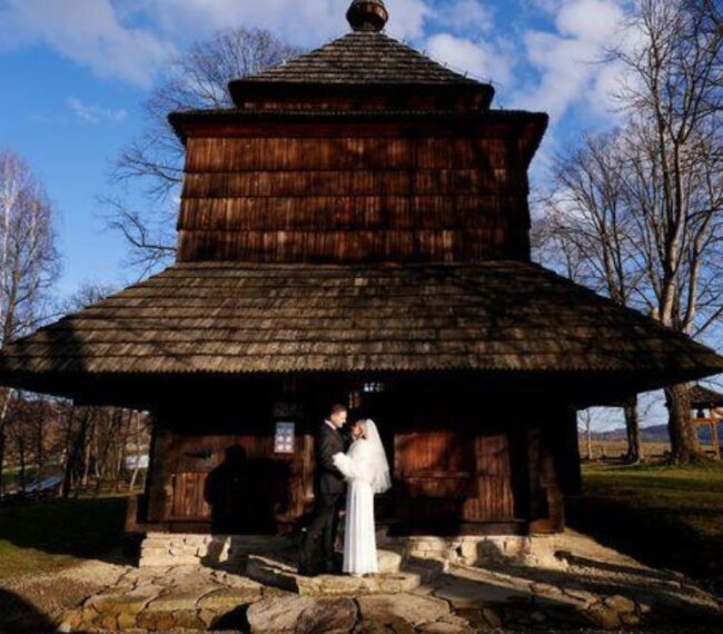 Ślub w Smolniku- para młoda przed cerkwią