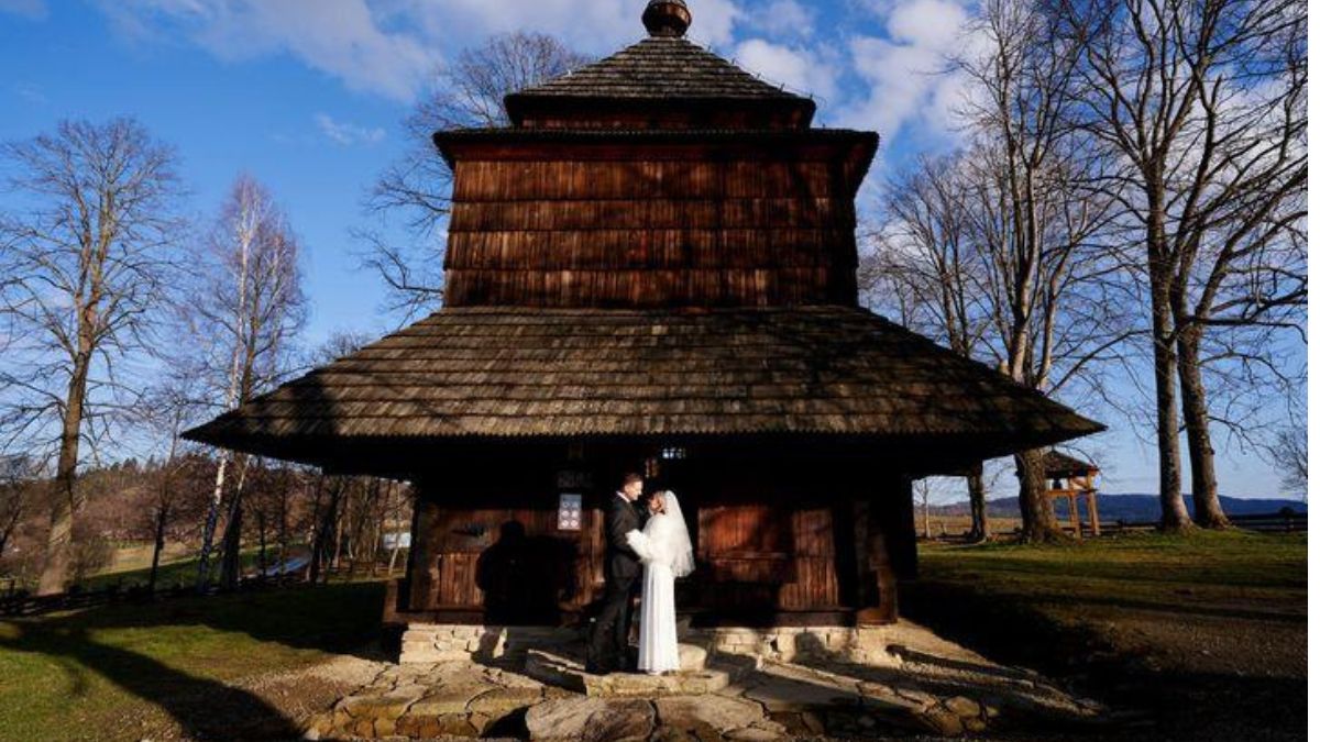 Ślub w Smolniku- para młoda przed cerkwią