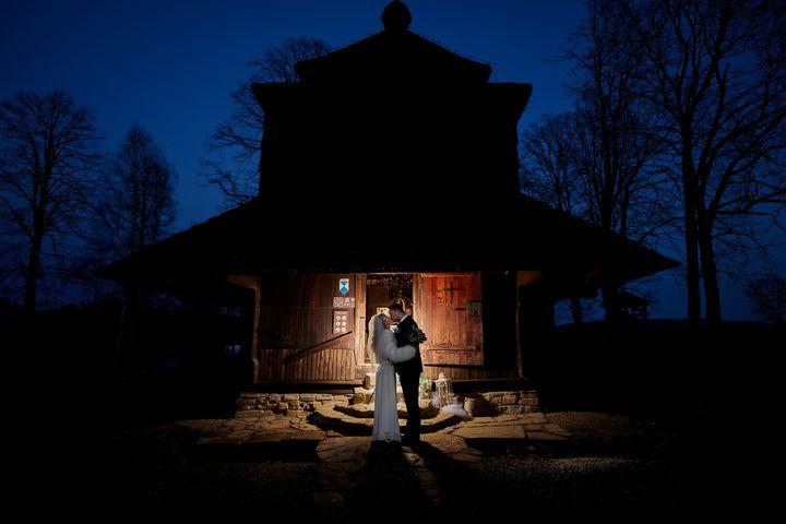 Tam, gdzie niebo całuje góry: opowieść o miłości, czyli niezapomniany ślub w Smolniku