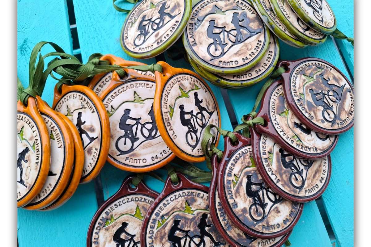 Ręcznie robione medale i zawieszki z rowerowym motywem Karpackiej Ligi