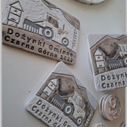 Białe ceramiczne magnesy z napisem Dożynki Gminy Czarna