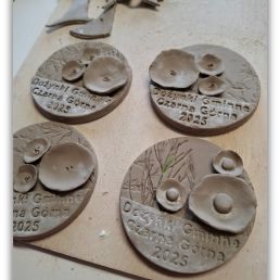 Okrągłe ceramiczne tabliczki z wypalanymi motywami bieszczadzkiej flory