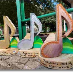 Ręcznie malowane drewniane nutki w pastelowych kolorach