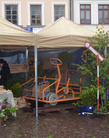 Drewniana drezyna rowerowa pod namiotem podczas bieszczadzkiego wydarzenia