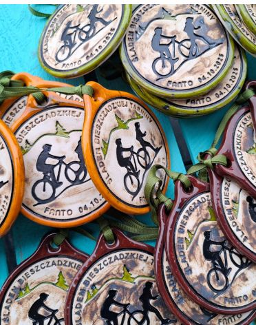 Kolekcja kolorowych zawieszek z logo Podkarpackiej Ligi Rowerowej