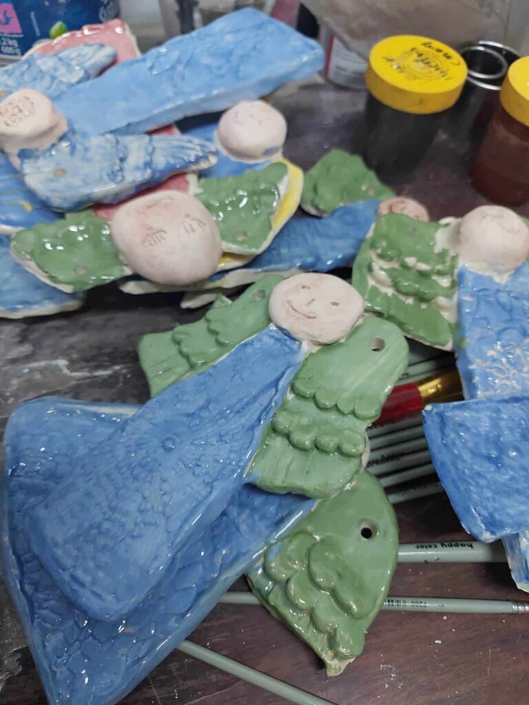 Kreatywne warsztaty w Bieszczadach: gdy ręce brudzą się farbą, a dusza odpoczywa