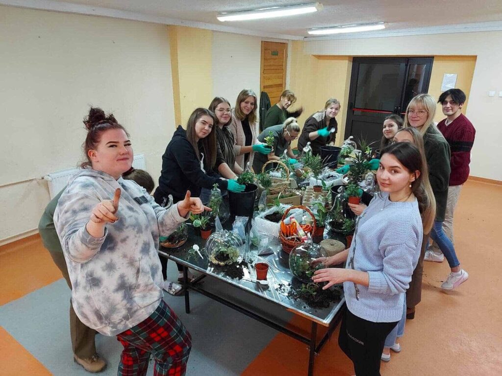 Kreatywne warsztaty w Bieszczadach: gdy ręce brudzą się farbą, a dusza odpoczywa