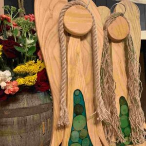 Anioł stojący Leśny Duch, drewniana figurka, ręcznie robiony prezent, bieszczadzkie rękodzieło z mchem i sznurkiem.