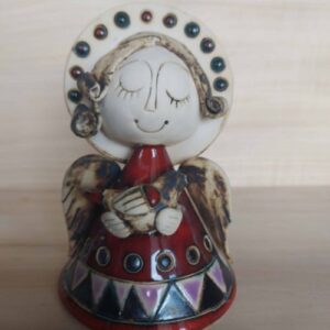 Aniołek ceramiczny Kalinka, ręcznie robiona figurka w czerwonej sukience, idealny prezent, bieszczadzkie rękodzieło.