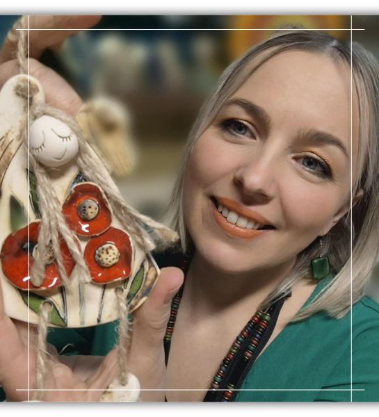 Maria Romanów trzymająca swojego ceramicznego anioła