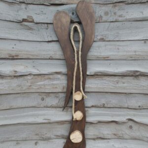 Anioł drwala, ciemna drewniana figurka z plastrami drewna i sznurem, bieszczadzkie rękodzieło, surowy prezent.