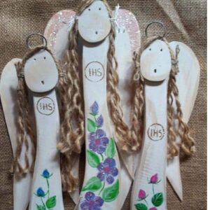 Anioł komunijny barwinek, ręcznie robiona drewniana figurka z symbolem IHS i kwiatami, bieszczadzkie rękodzieło.