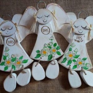 Anioły komunie Mniszki, drewniana figurka z kwiatami, ręcznie robiony prezent na Komunię, bieszczadzkie rękodzieło.