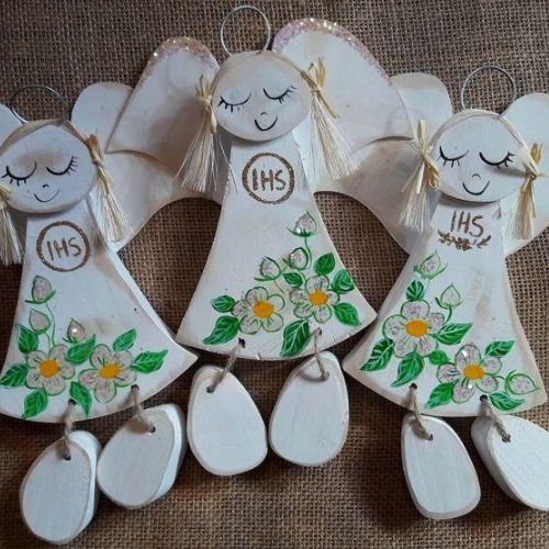 Drewniany anioł komunijny Mniszek – bieszczadzkie rękodzieło