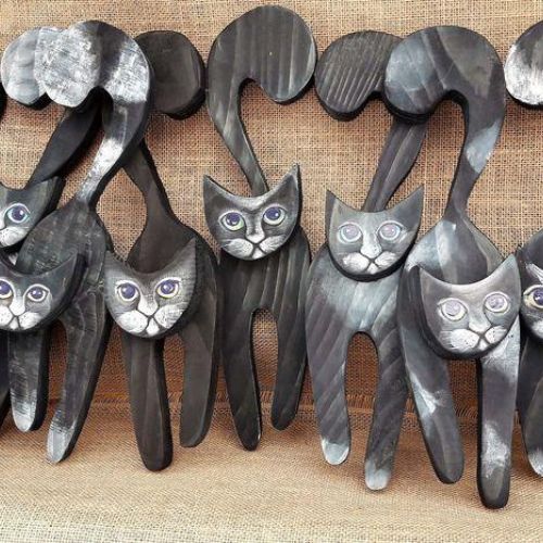 Drewniana figurka kota Mrau – bieszczadzki pazur w każdym calu