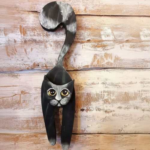 Drewniana figurka kota Mrau – bieszczadzki pazur w każdym calu