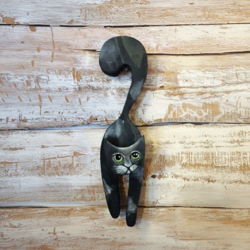 Drewniana figurka kota Mrau – bieszczadzki pazur w każdym calu
