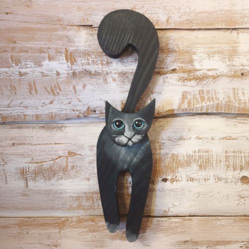 Drewniana figurka kota Mrau – bieszczadzki pazur w każdym calu