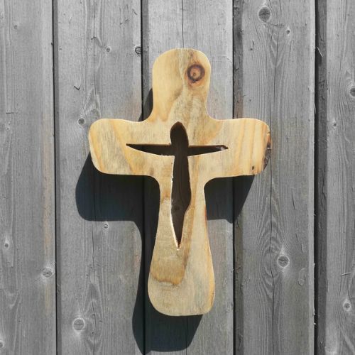 Drewniany krzyżyk ażurowy do powieszenia na ścianie