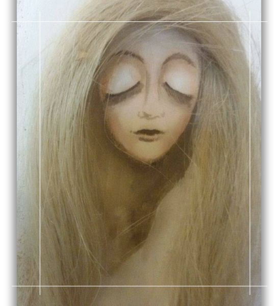 Anioł, malowany na desce, rękodzieło artystyczne.