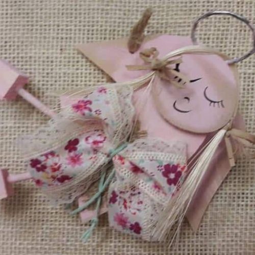 Aniołek Dmuchawiec – radosna figurka drewniana