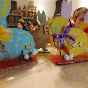 Kolorowe zające wielkanocne wykonane techniką rękodzielniczą