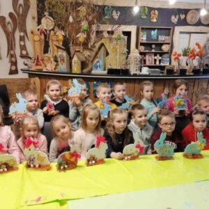 Dzieci uczestniczące w kreatywnych warsztatach tworzenia pamiątek