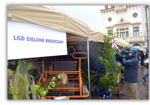 Drewniana drezyna rowerowa pod namiotem podczas bieszczadzkiego wydarzenia