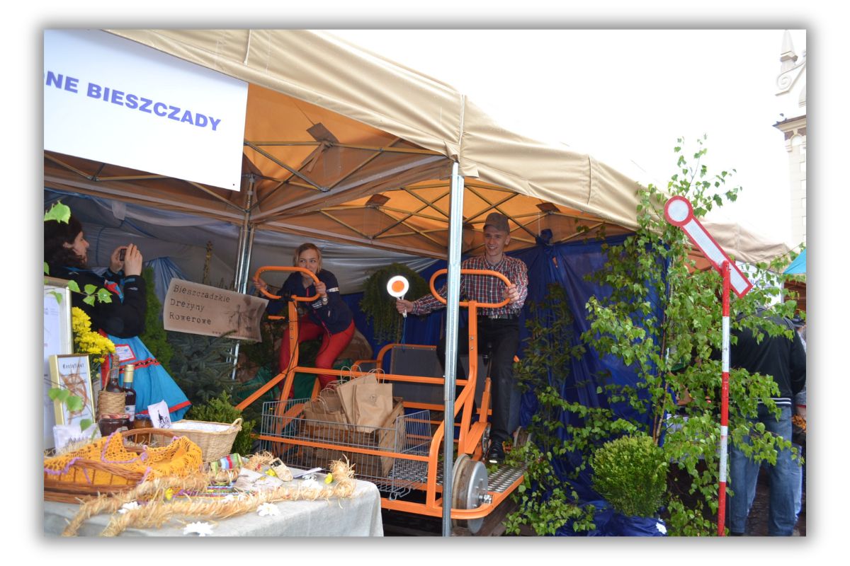 Drewniana drezyna rowerowa pod namiotem podczas wydarzenia