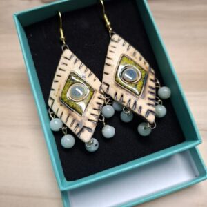 Etno kolczyki ceramiczne, ręcznie robiony prezent, beżowo-zielone romby z koralikami, styl etno, unikatowe rękodzieło.