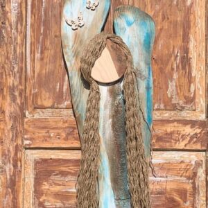 Drewniany anioł folkowy, figurka z długimi sznurkowymi włosami, ręcznie robiony prezent na starej desce.