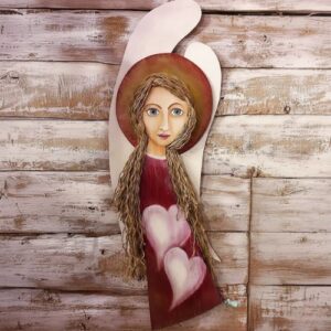 Zakochany anioł, drewniana figurka z sercami, ręcznie robiony prezent, bieszczadzkie rękodzieło, długie lniane włosy.