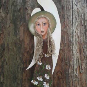 Anioł leśny – figurka na prezent, ręcznie robiony anioł drewniany z kwiatami, białe skrzydła i długie włosy.
