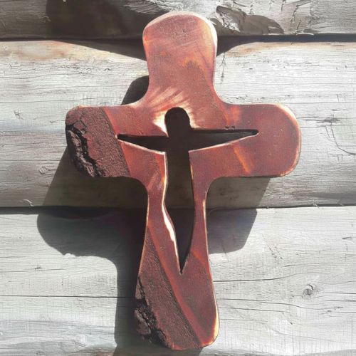 Drewniany krzyżyk ażurowy do powieszenia na ścianie