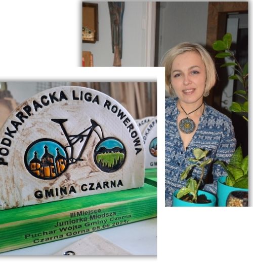 Drewniana statuetka Podkarpackiej Ligi Rowerowej Gminy Czarna wraz z Marią Romanów