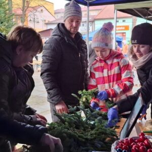 Rodzinne warsztaty plecenia wianków na świeżym powietrzu.