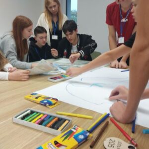 Wspólne planowanie trasy wyprawy na bieszczadzkiej mapie