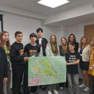 Młodzież prezentująca wielkoformatową mapę bieszczadzkich szlaków