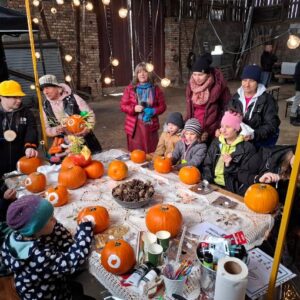 Warsztaty malowania dyni. Rodzice z dziećmi