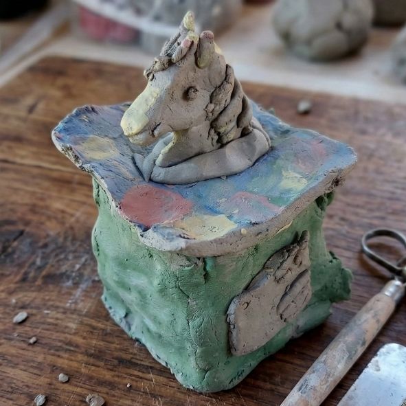 figurka jednorożca praca na warsztatach ceramicznych Bieszczadzkiej Aniołomanii