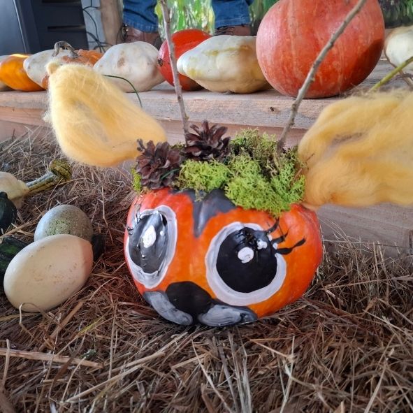 Kreatywna praca malowana dynia na warsztatach Bieszczadzkiej Aniołomanii