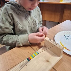 Nawlekanie koralików na krosno do biżuterii koralikowej- warsztaty dla dzieci
