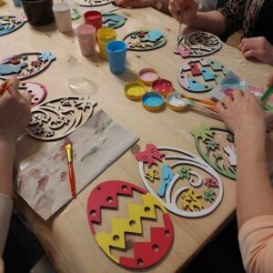 Malowanie dekoracji wielkanocnych na warsztatach Bieszczadzkiej Aniołomanii