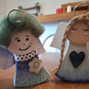 Dwa lniane anioły – bieszczadzkie duszki w błękitnych i białych sukienkach