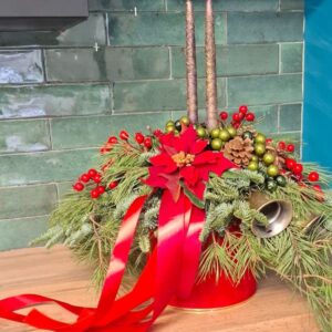 Flowerbox Świąteczna kompozycja z czerwonymi kwiatami i satynową wstążką