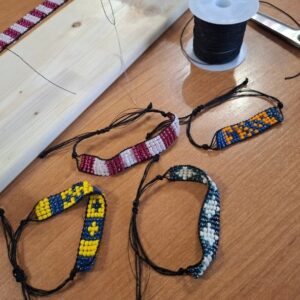 Gotowe bransoletki koralikowe zrobione na warsztatach biżuterii koralikowej