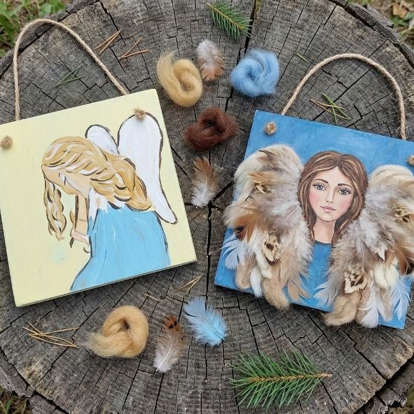 Gotowe praace aniołów uczestników warszttów malowanian n desce