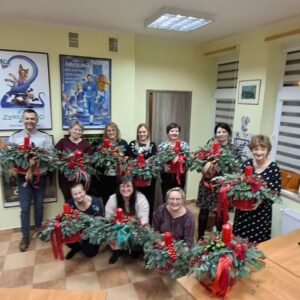 Radosny zespół warsztatowy z gotowymi bożonarodzeniowymi ozdobami.