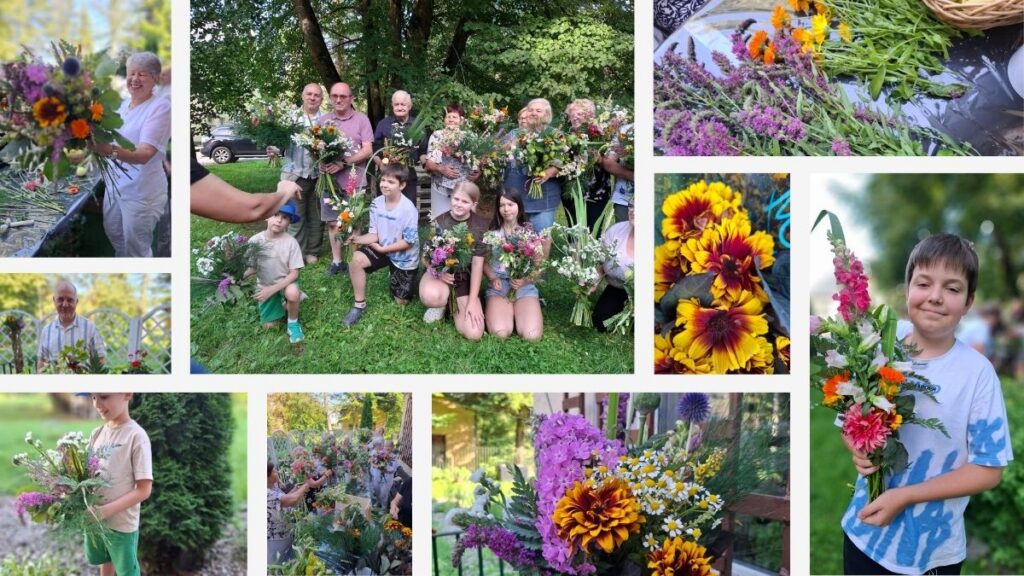 Kolaż zdjęć z letnich warsztatów florystycznych. Uśmiechnięci uczestnicy w różnym wieku, od dzieci po seniorów, dumnie prezentują własnoręcznie ułożone tradycyjne bukiety z ziół i polnych kwiatów na Matkę Boską Zielną. Na mniejszych zdjęciach widać zbliżenia na kolorowe kompozycje kwiatowe oraz proces wspólnego układania roślin.